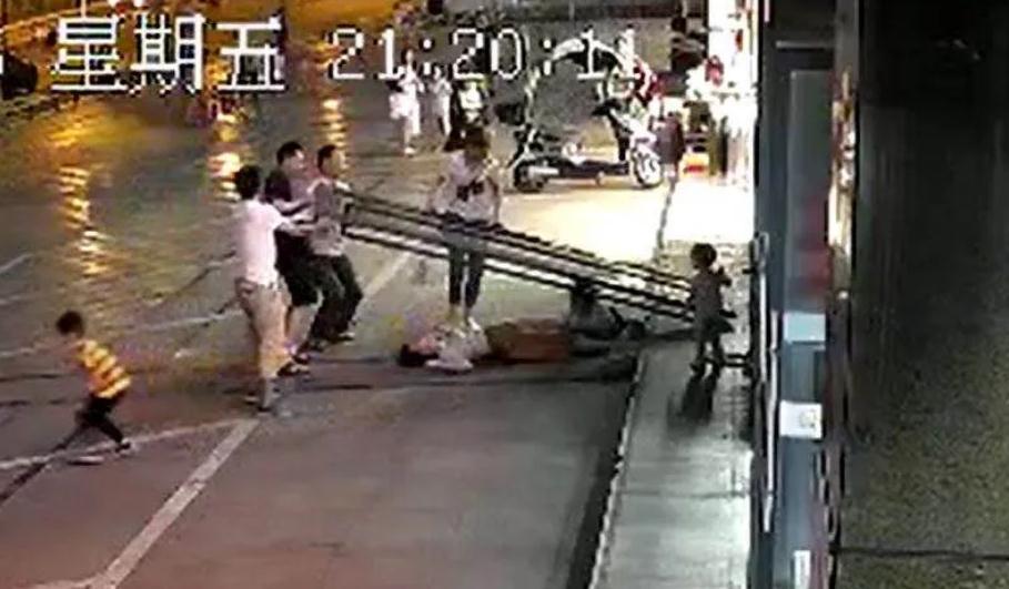 商場(chǎng)玻璃門(mén)砸人事件頻發(fā)，工程部應(yīng)該如何確保建筑入口的安全-防倒鏈